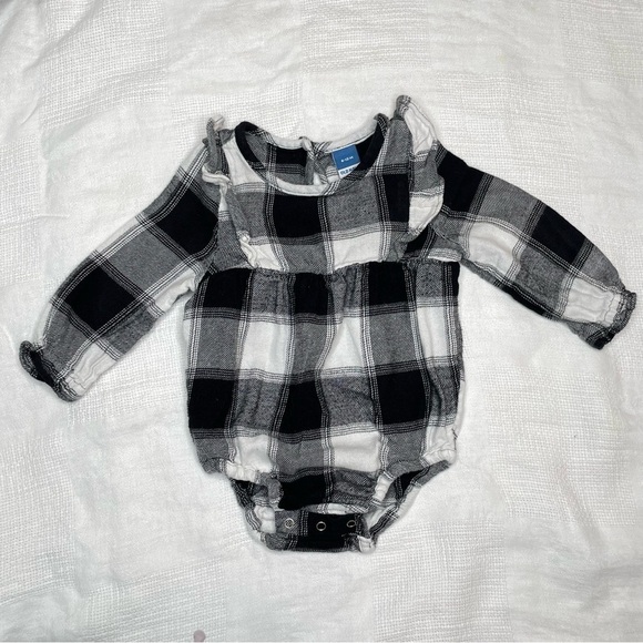 Old Navy long-Sleeve ruffle-Trim buffalo plaid one-Piece romper 6-12 M - Picture 3 of 10
